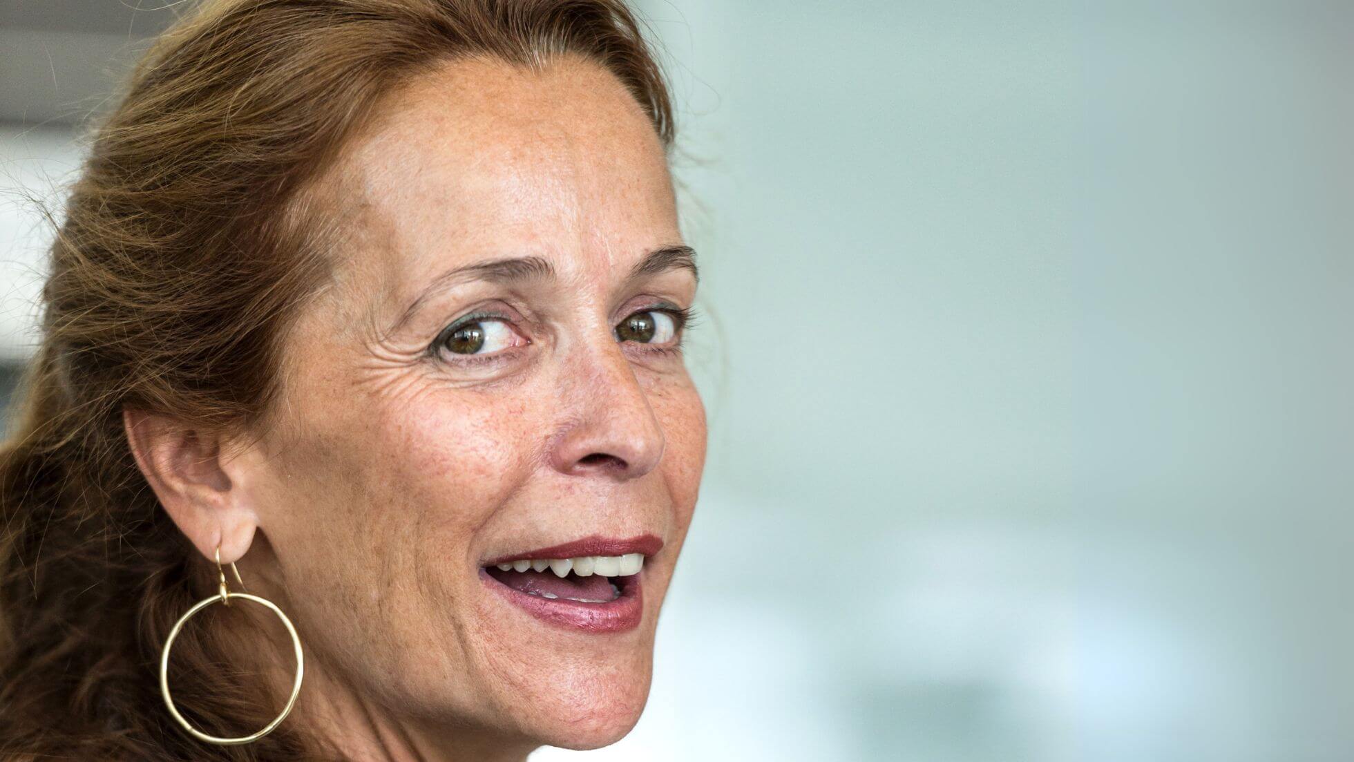 Frau wird sich ihrer Bedanken bewusst und lächelt
