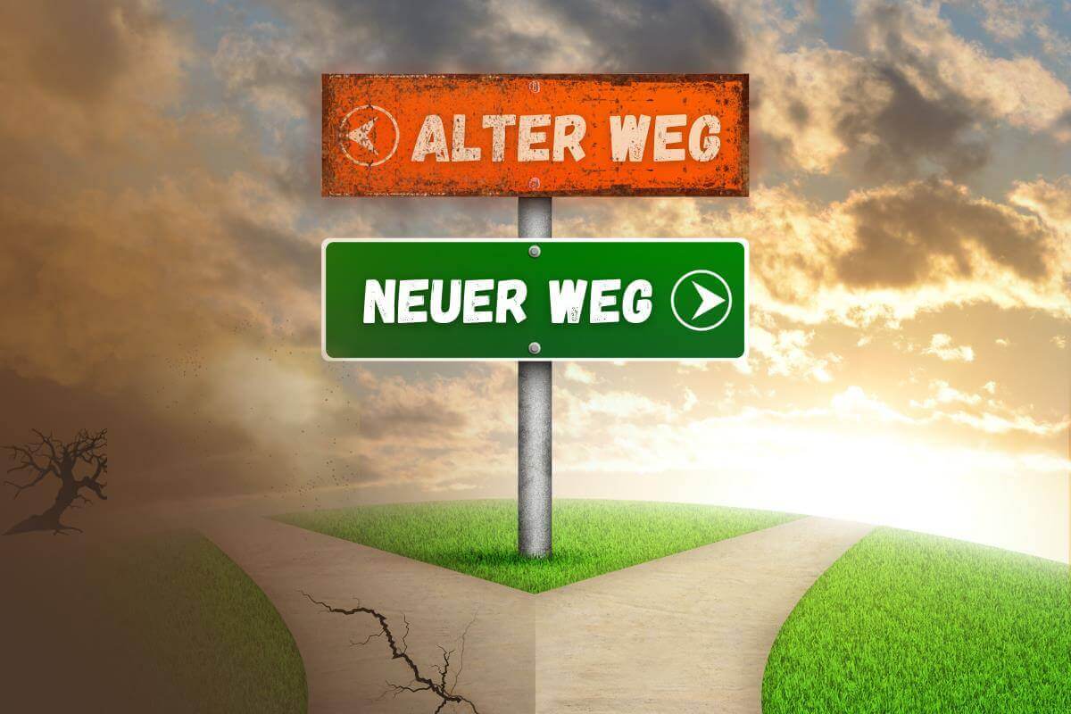 Wegweiser beschriftet mit alter Weg, neuer Weg