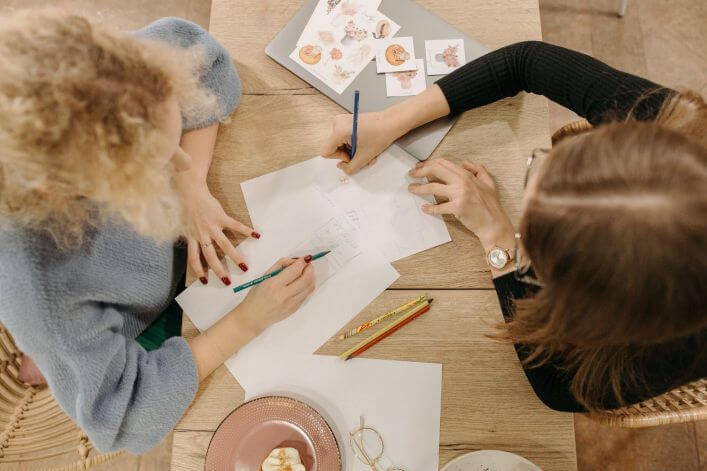 Zwei Frauen besprechen eine Idee, die sie verfolgen möchten